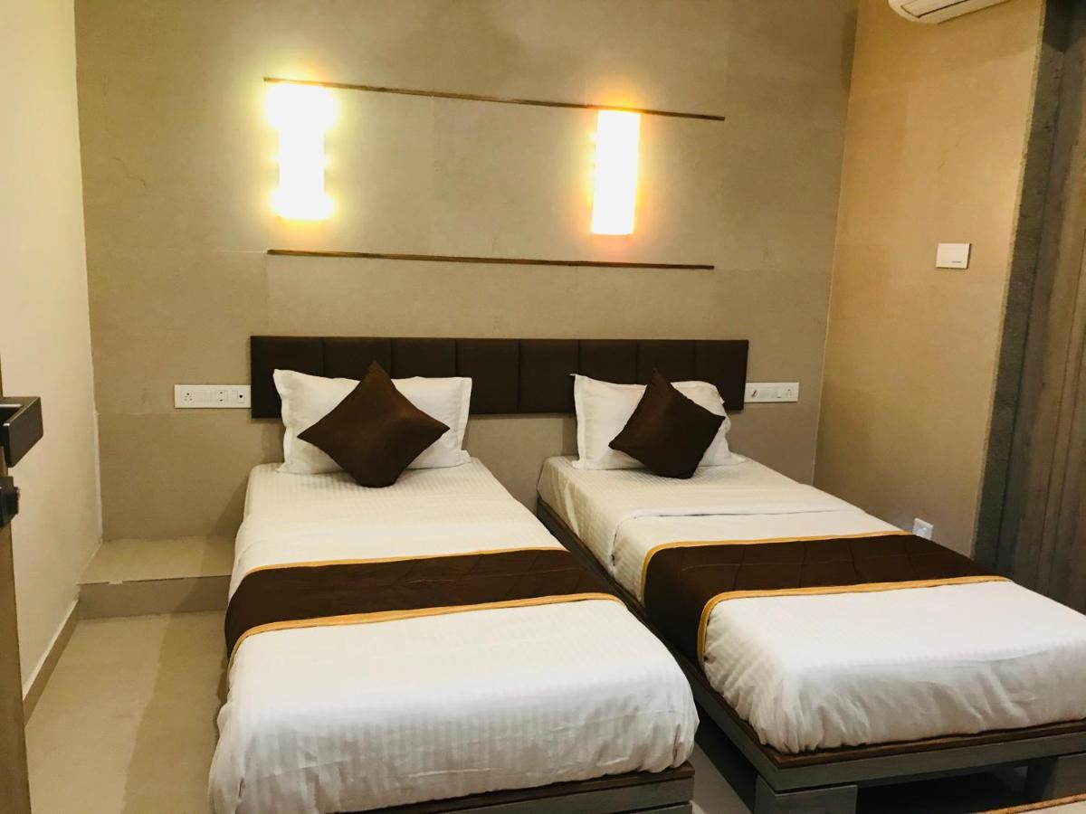 Hotel Blue Berry Gandhinagar Bagian luar foto
