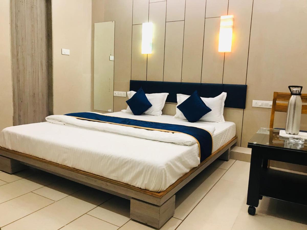 Hotel Blue Berry Gandhinagar Bagian luar foto