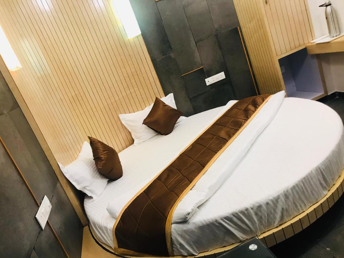 Hotel Blue Berry Gandhinagar Bagian luar foto