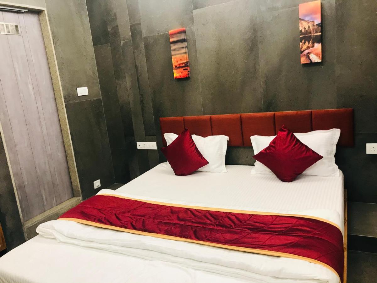 Hotel Blue Berry Gandhinagar Bagian luar foto