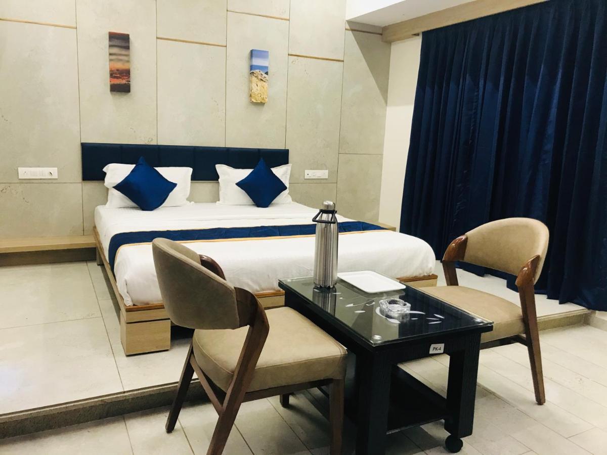 Hotel Blue Berry Gandhinagar Bagian luar foto