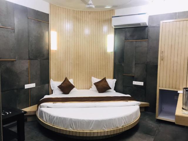 Hotel Blue Berry Gandhinagar Bagian luar foto