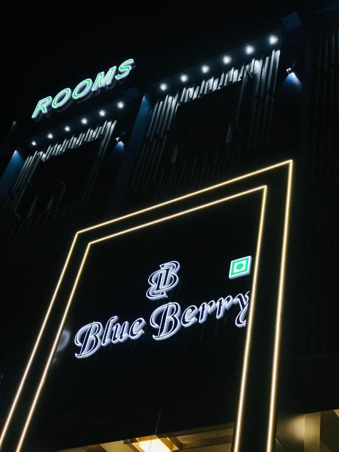 Hotel Blue Berry Gandhinagar Bagian luar foto